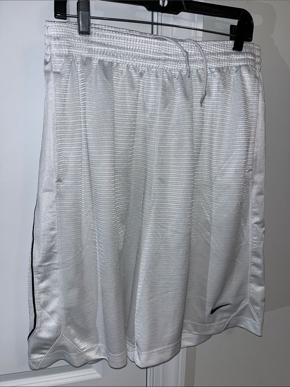 Mens Nike work out Gym Sports White Black Trim ball basketball 10 1/2” Shorts XL